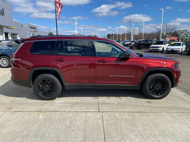 Used 2022 Jeep Grand Cherokee L Laredo w/ Luxury Tech Group I AWD/4WD image 2