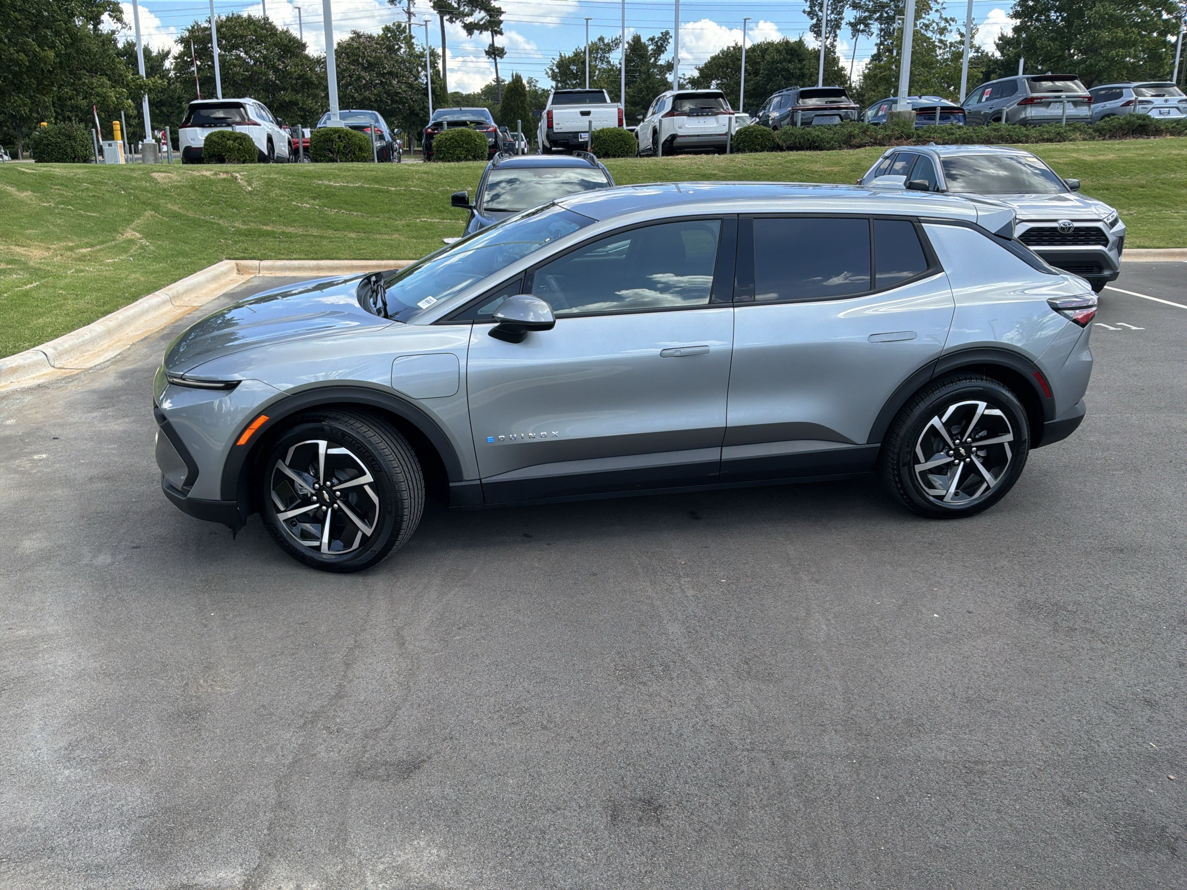Used 2025 Chevrolet Equinox EV LT FWD image 7