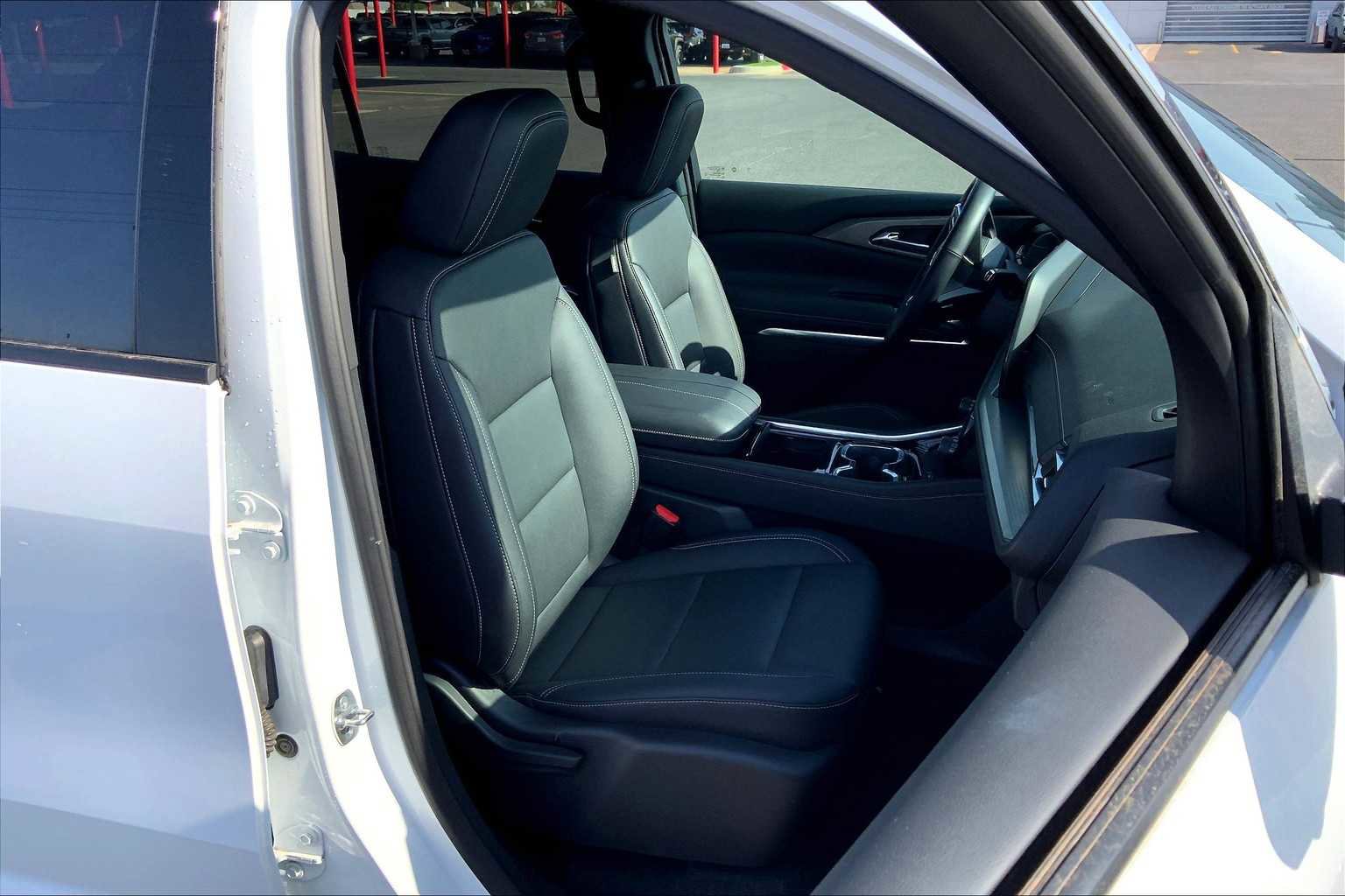 Used 2024 Chevrolet Traverse LT image 8