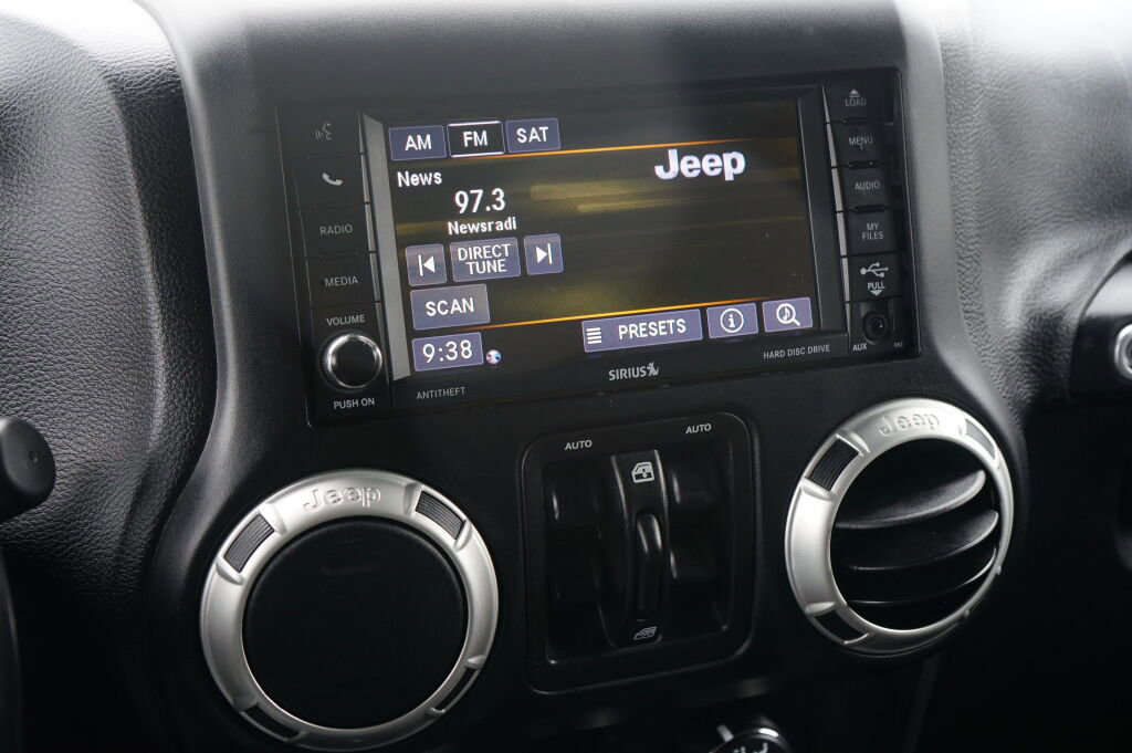 Used 2018 Jeep Wrangler Unlimited Rubicon w/ Connectivity Group image 19