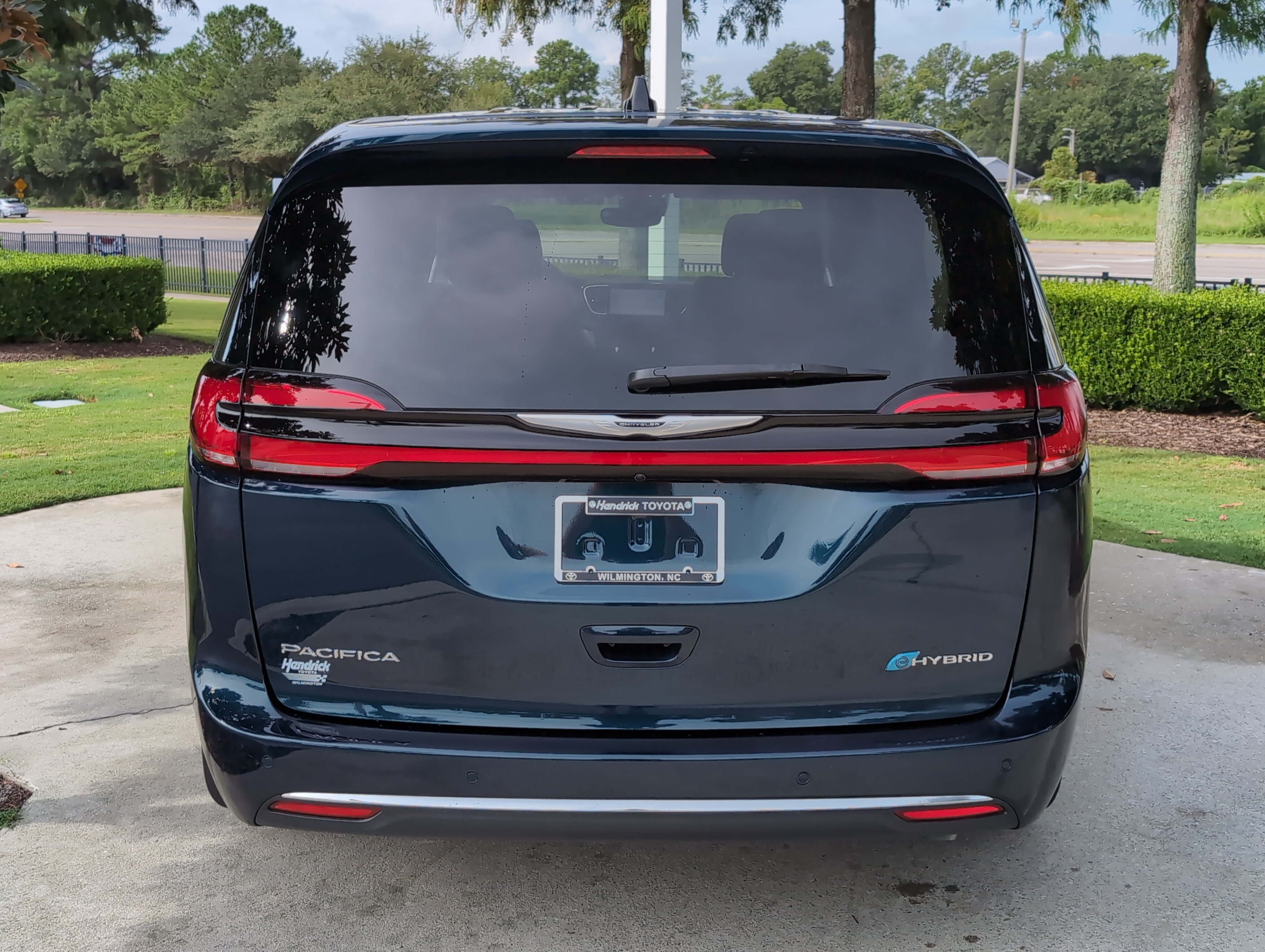Used 2023 Chrysler Pacifica Limited FWD image 9