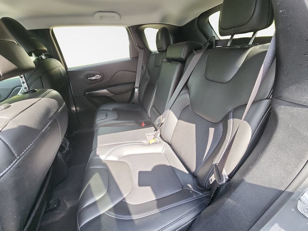 Used 2020 Jeep Cherokee Latitude Plus w/ Cold Weather Group AWD/4WD image 25