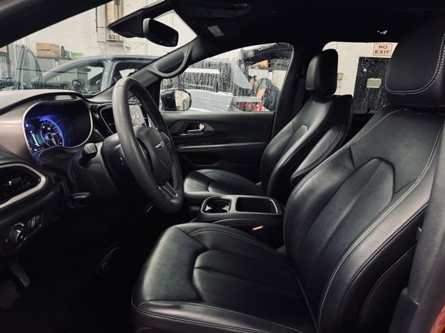 Used 2025 Chrysler Pacifica Select FWD image 17