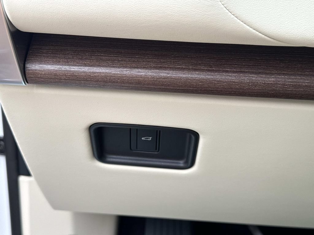 New 2026 Land Rover Range Rover SE AWD/4WD image 31