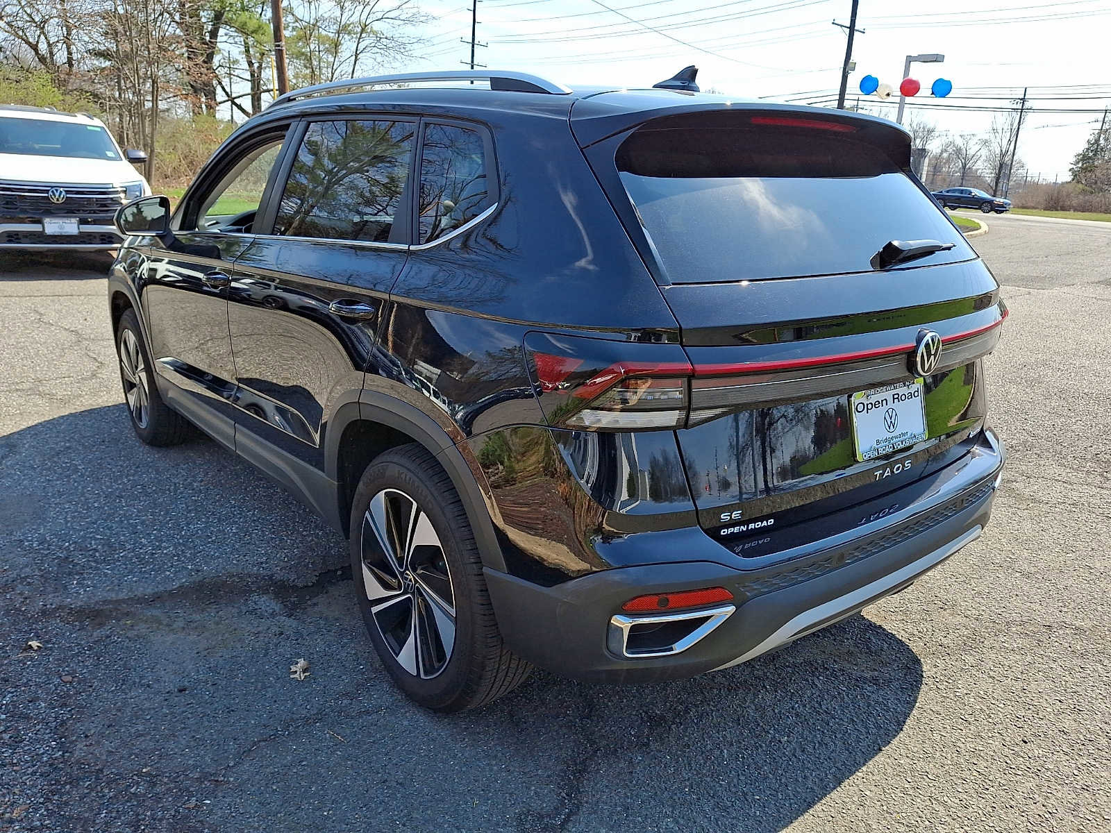 Used 2025 Volkswagen Taos SE w/ Panoramic Sunroof Package AWD/4WD image 4