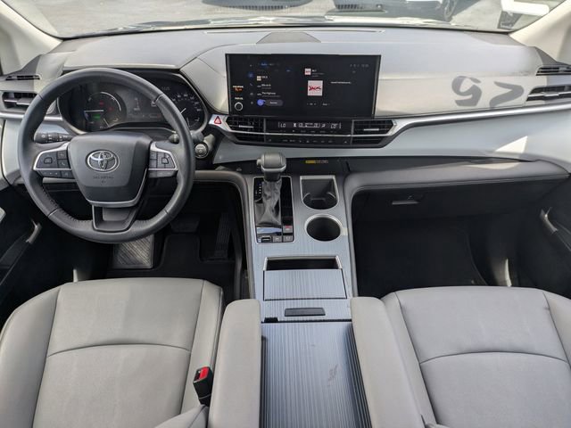 Used 2025 Toyota Sienna XLE FWD image 17