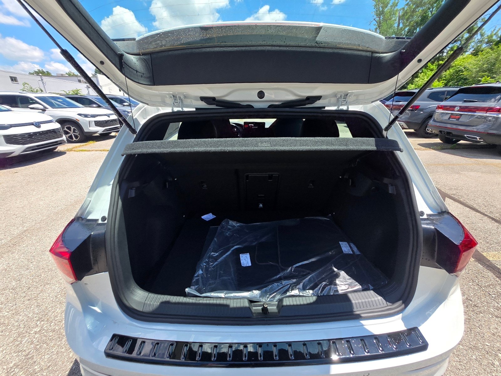 New 2026 Volkswagen GTI SE FWD image 14