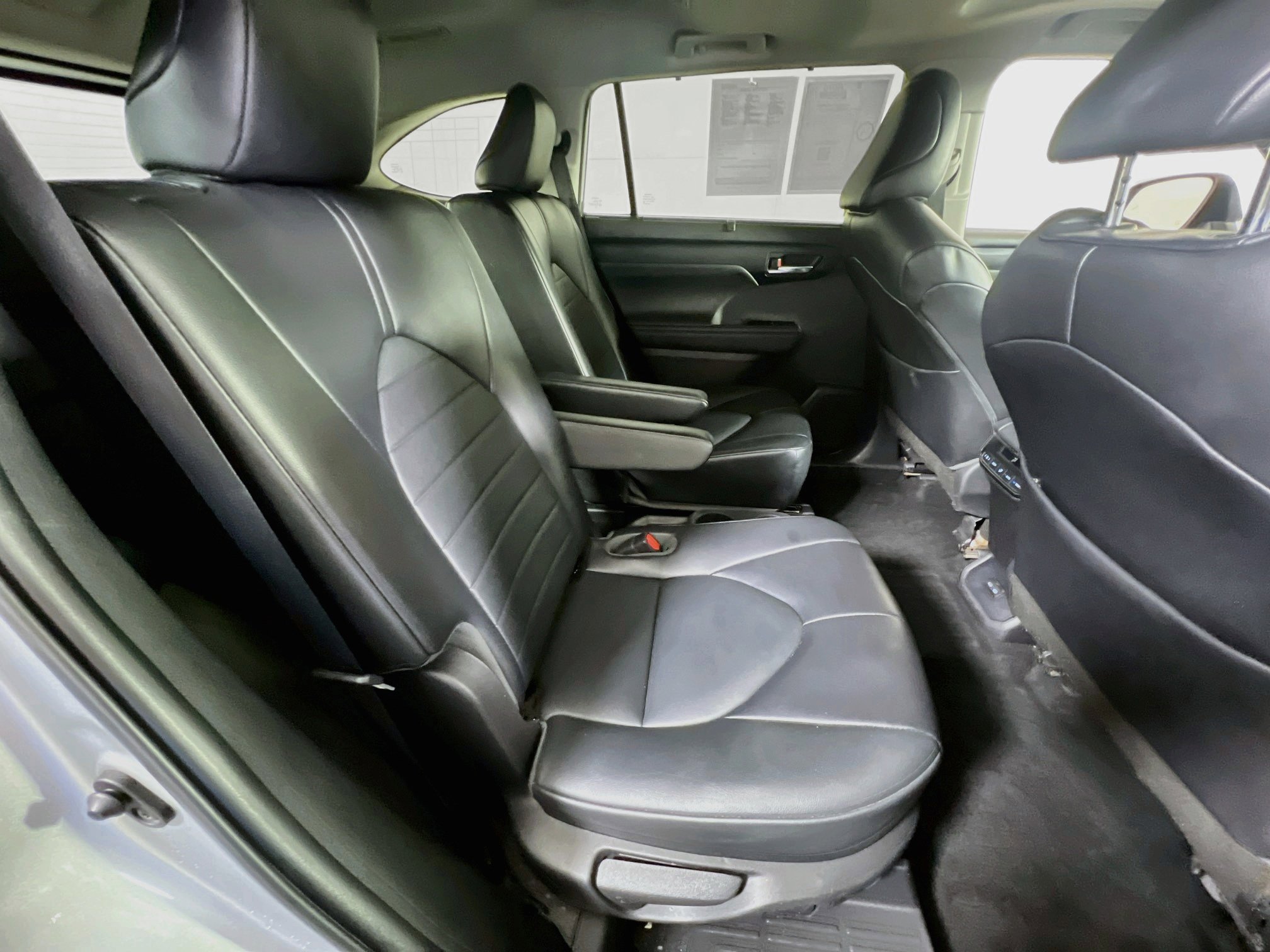 Used 2022 Toyota Highlander XLE FWD image 28