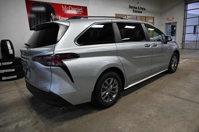 Used 2023 Toyota Sienna XLE w/ XLE Plus Package image 5