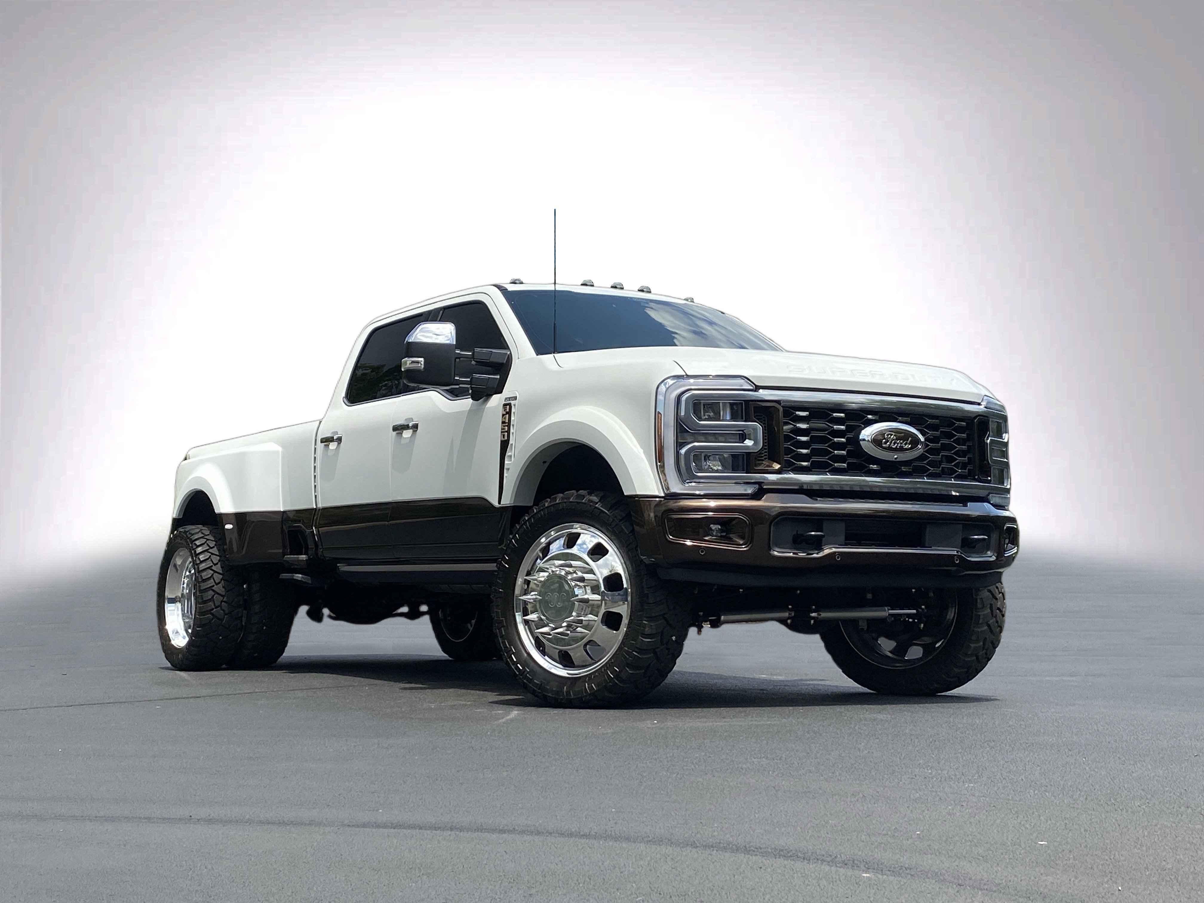 Used 2025 Ford F450 King Ranch w/ Chrome Package AWD/4WD image 2