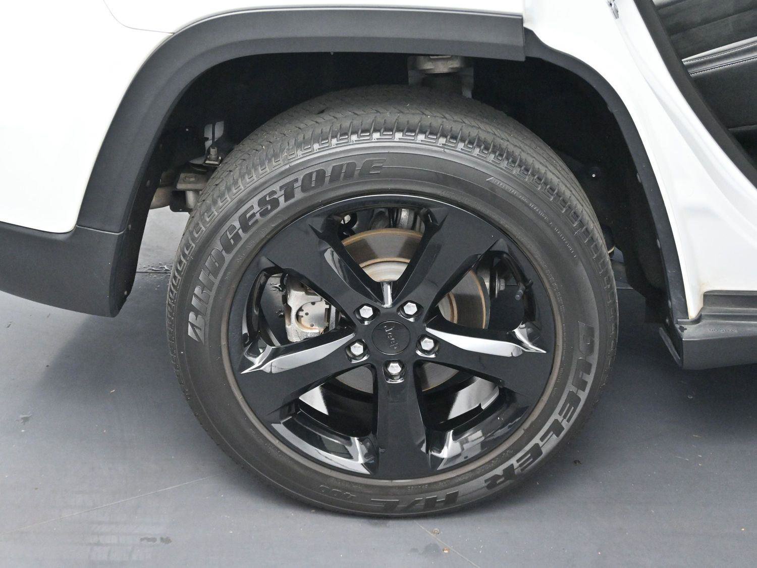 Used 2023 Jeep Grand Cherokee Altitude AWD/4WD image 32