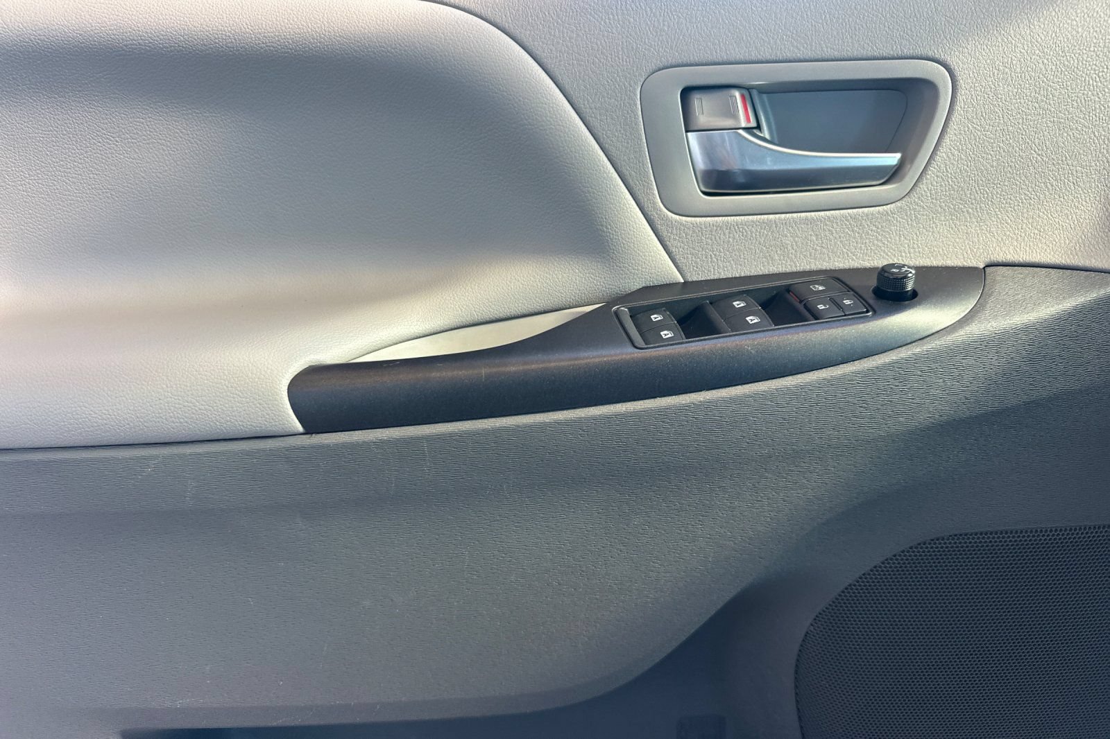 Used 2020 Toyota Sienna LE FWD image 12