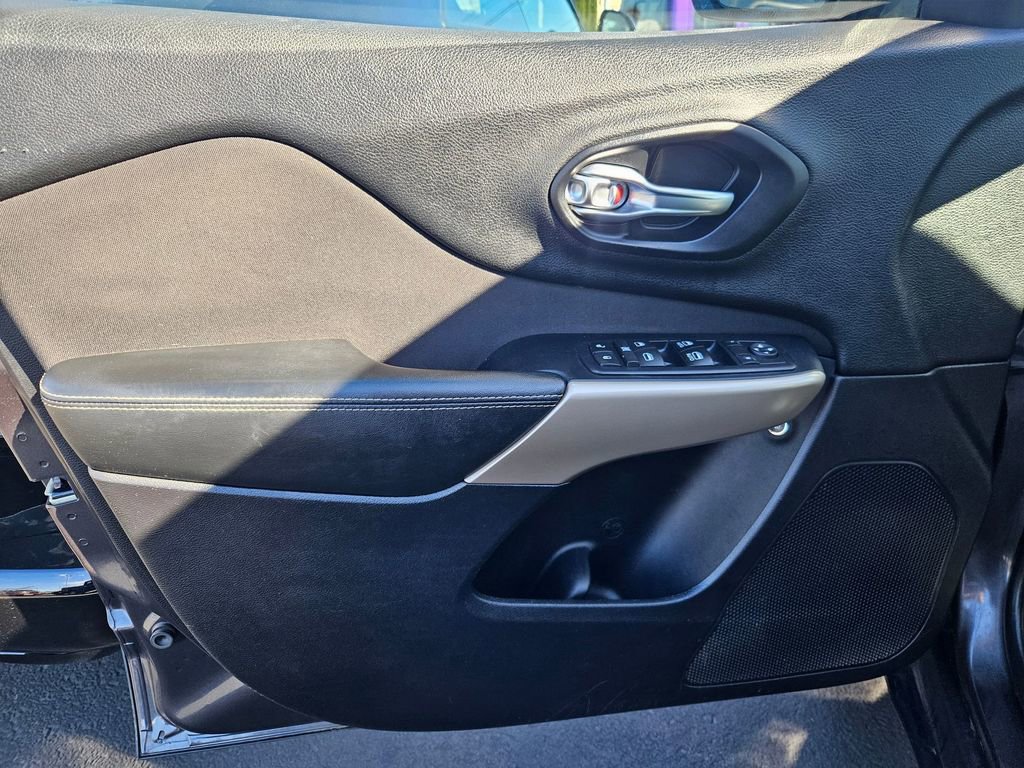 Used 2017 Jeep Cherokee Latitude w/ Comfort/Convenience Group image 10