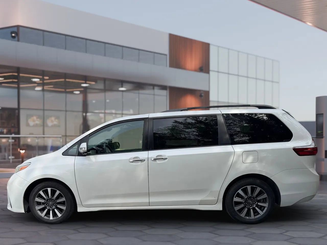 Used 2018 Toyota Sienna Limited Premium image 5