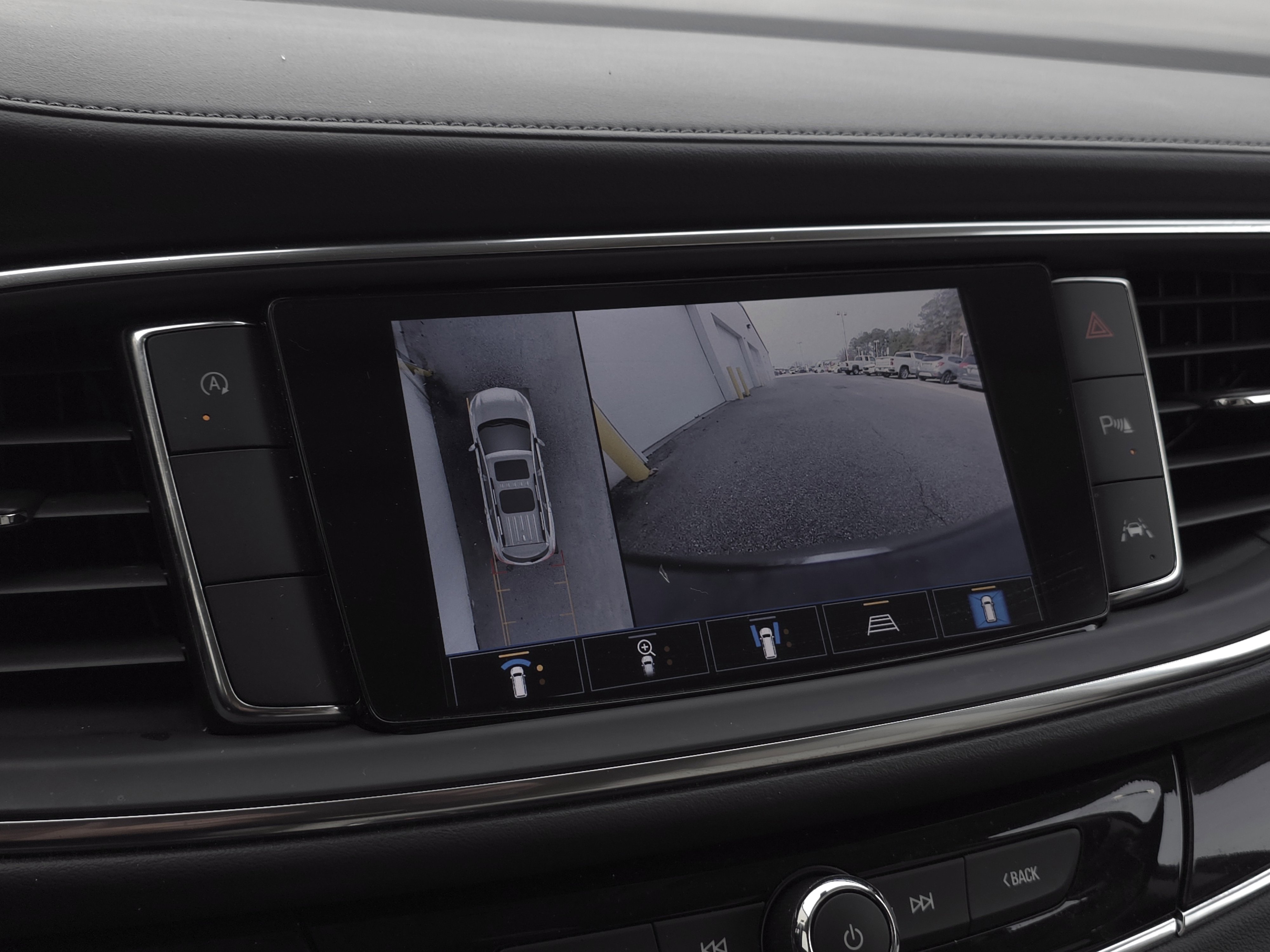 Used 2023 Buick Enclave Essence image 19