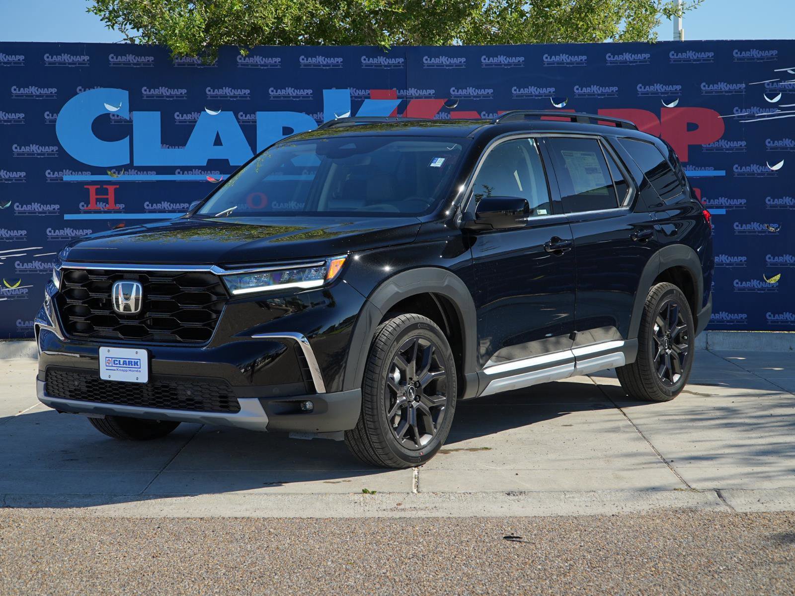 New 2025 Honda Pilot Touring image 1