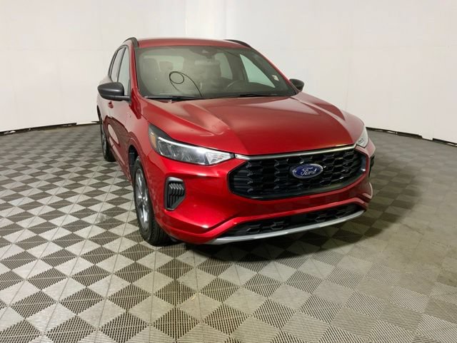 Used 2024 Ford Escape ST-Line w/ Cold Weather Package FWD image 4