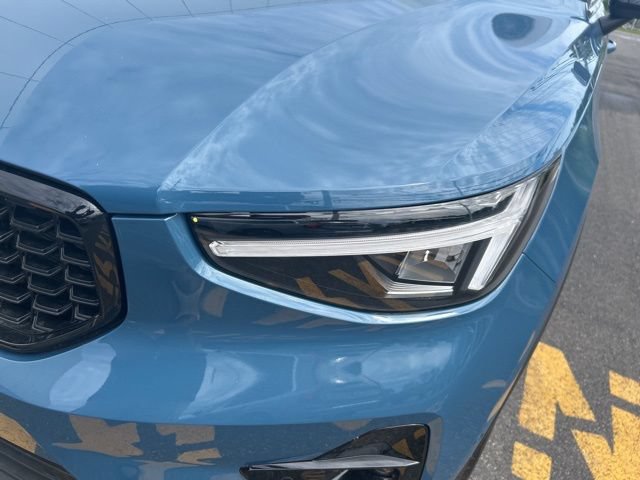 Certified 2025 Volvo XC40 B5 Plus AWD/4WD image 8