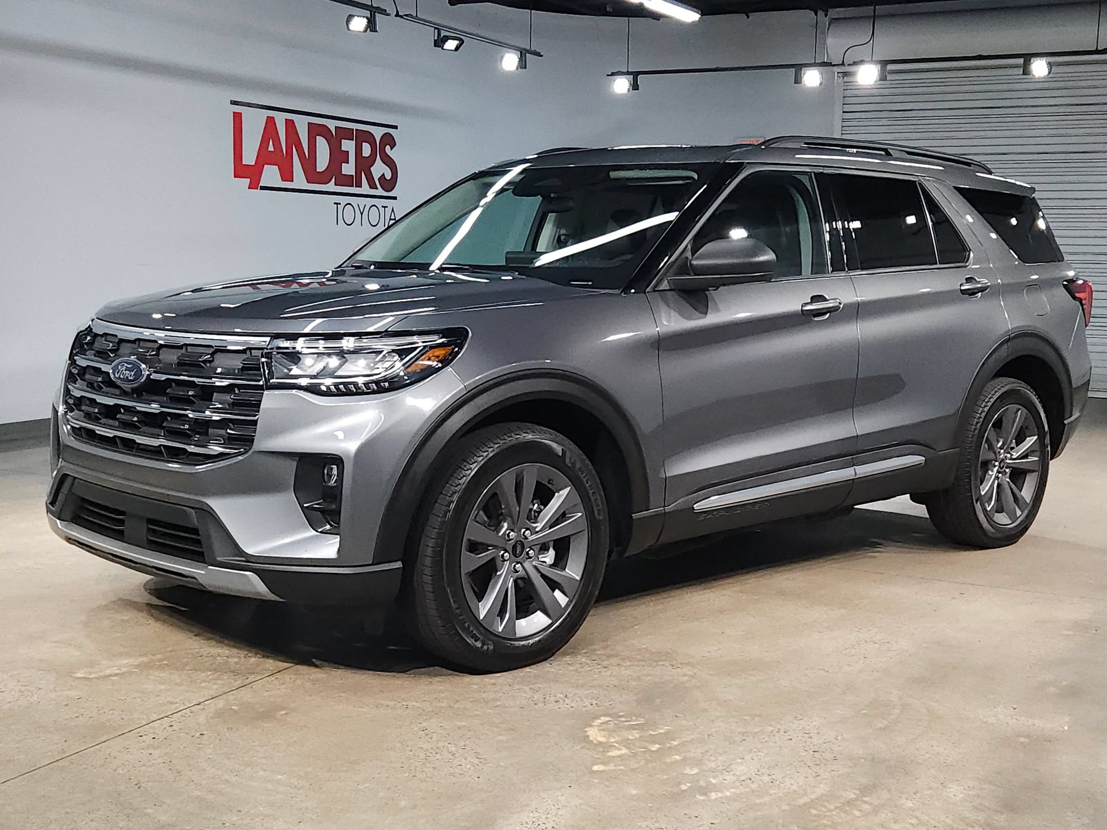Used 2025 Ford Explorer Active w/ Active Comfort Package AWD/4WD image 3