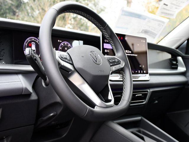 New 2026 Volkswagen Tiguan SE FWD image 11