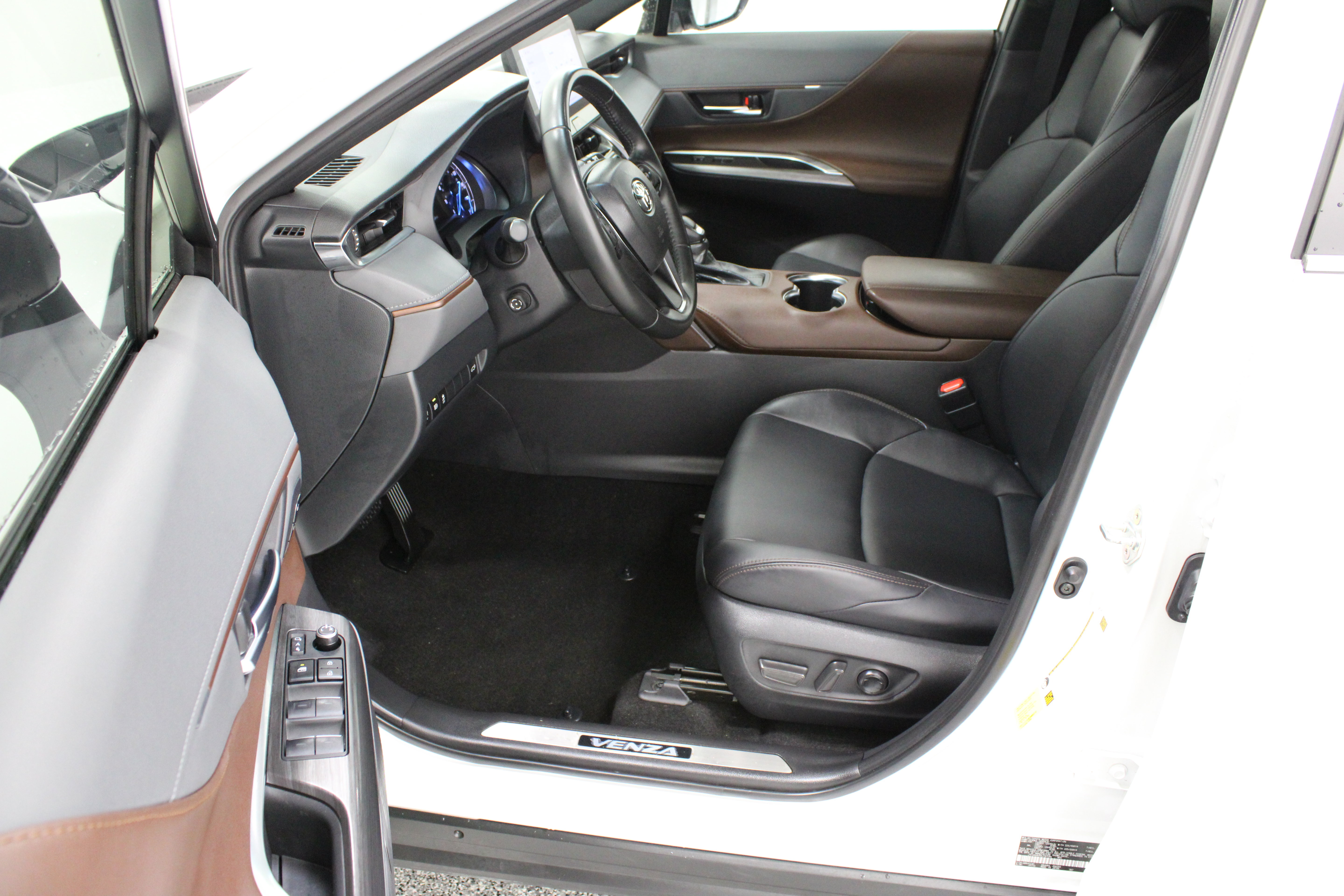 Certified 2024 Toyota Venza XLE AWD/4WD image 14