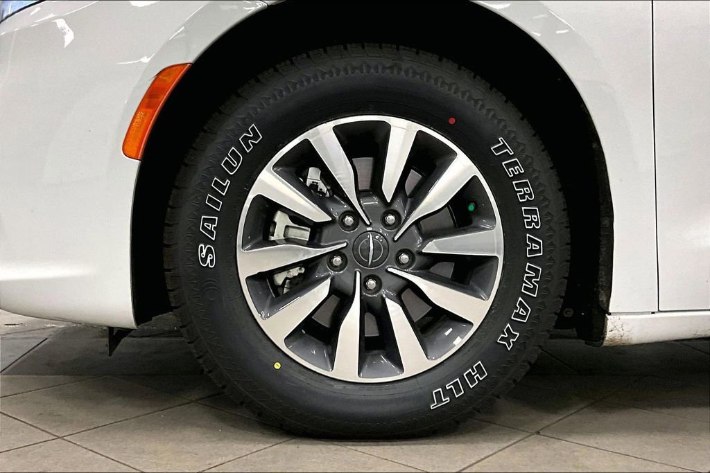 Used 2024 Chrysler Pacifica Select image 33