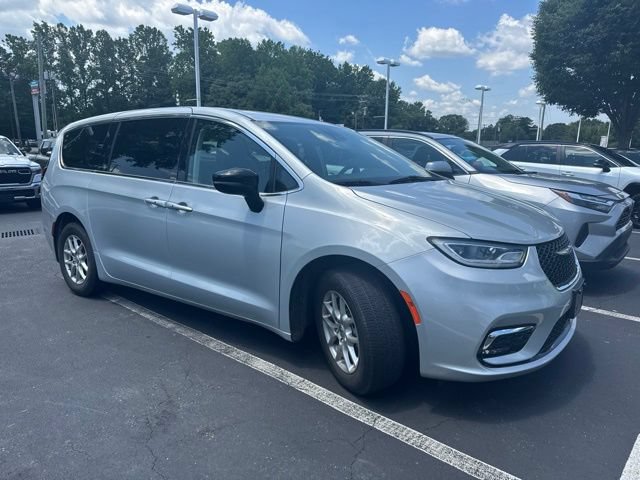 Used 2024 Chrysler Pacifica Touring-L FWD image 5