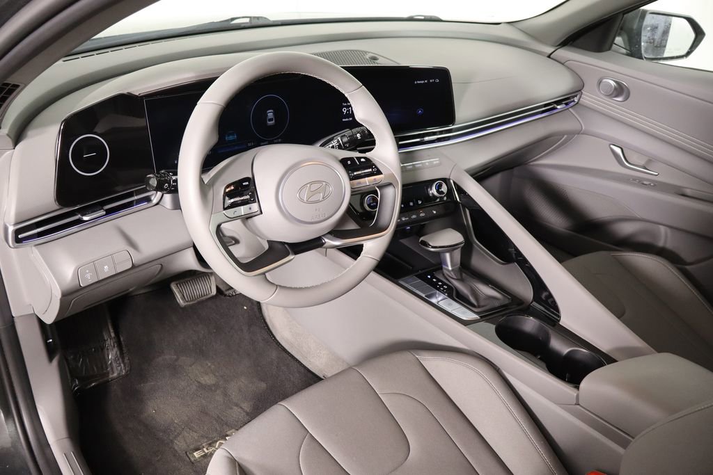 Used 2025 Hyundai Elantra SEL image 27