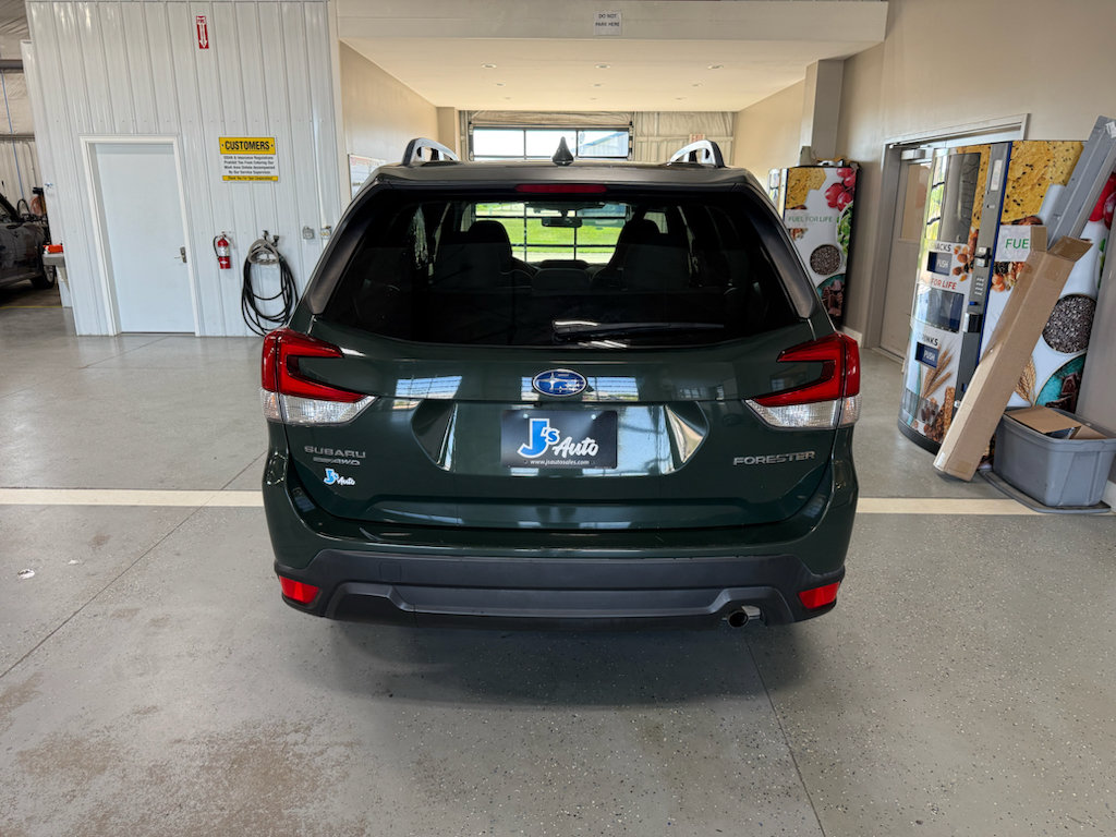 Used 2022 Subaru Forester Premium AWD/4WD image 6