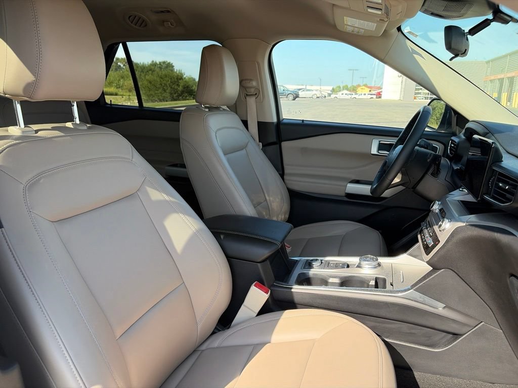 Used 2023 Ford Explorer XLT w/ Equipment Group 202A AWD/4WD image 7