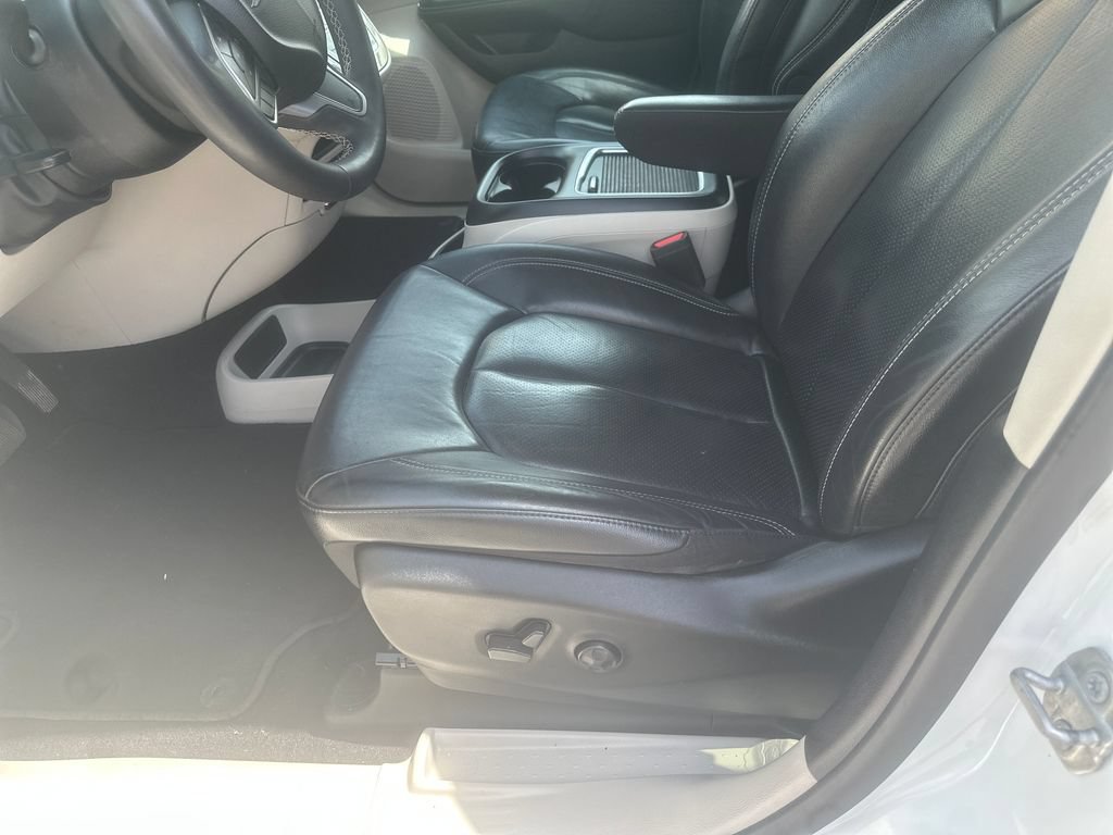 Used 2022 Chrysler Pacifica Touring-L FWD image 9
