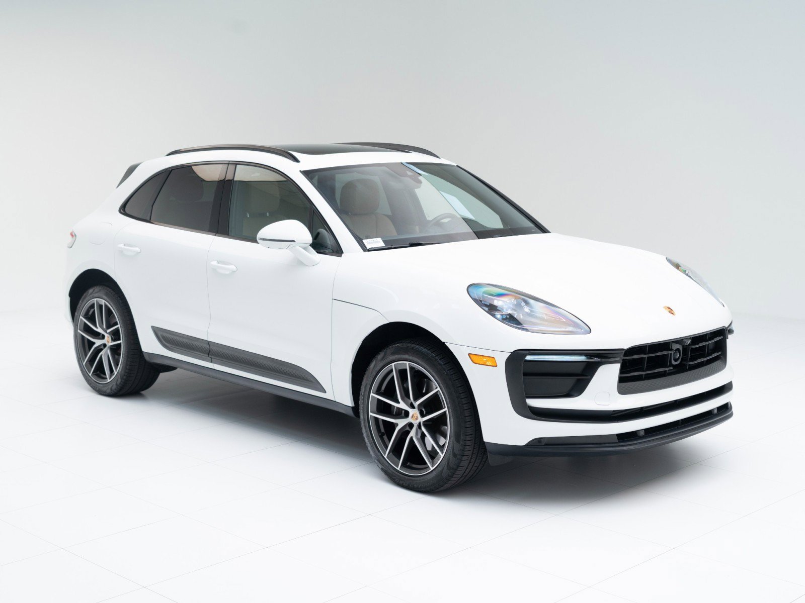Certified 2025 Porsche Macan image 7