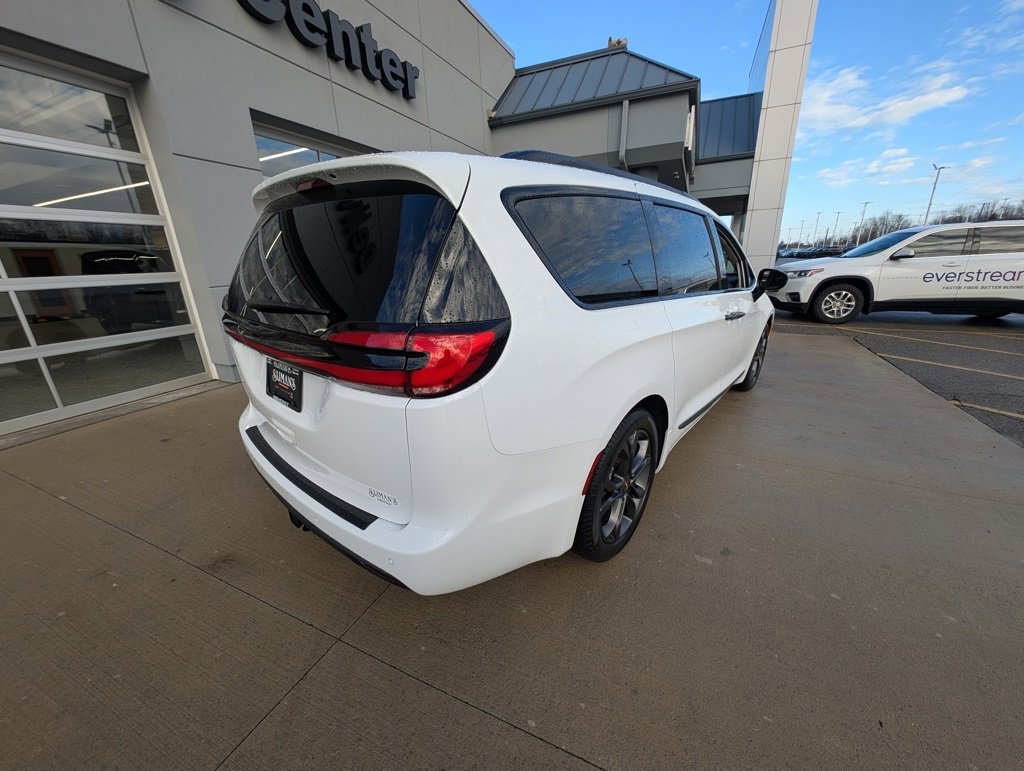 Used 2024 Chrysler Pacifica Touring-L w/ Road Tripper Package image 5