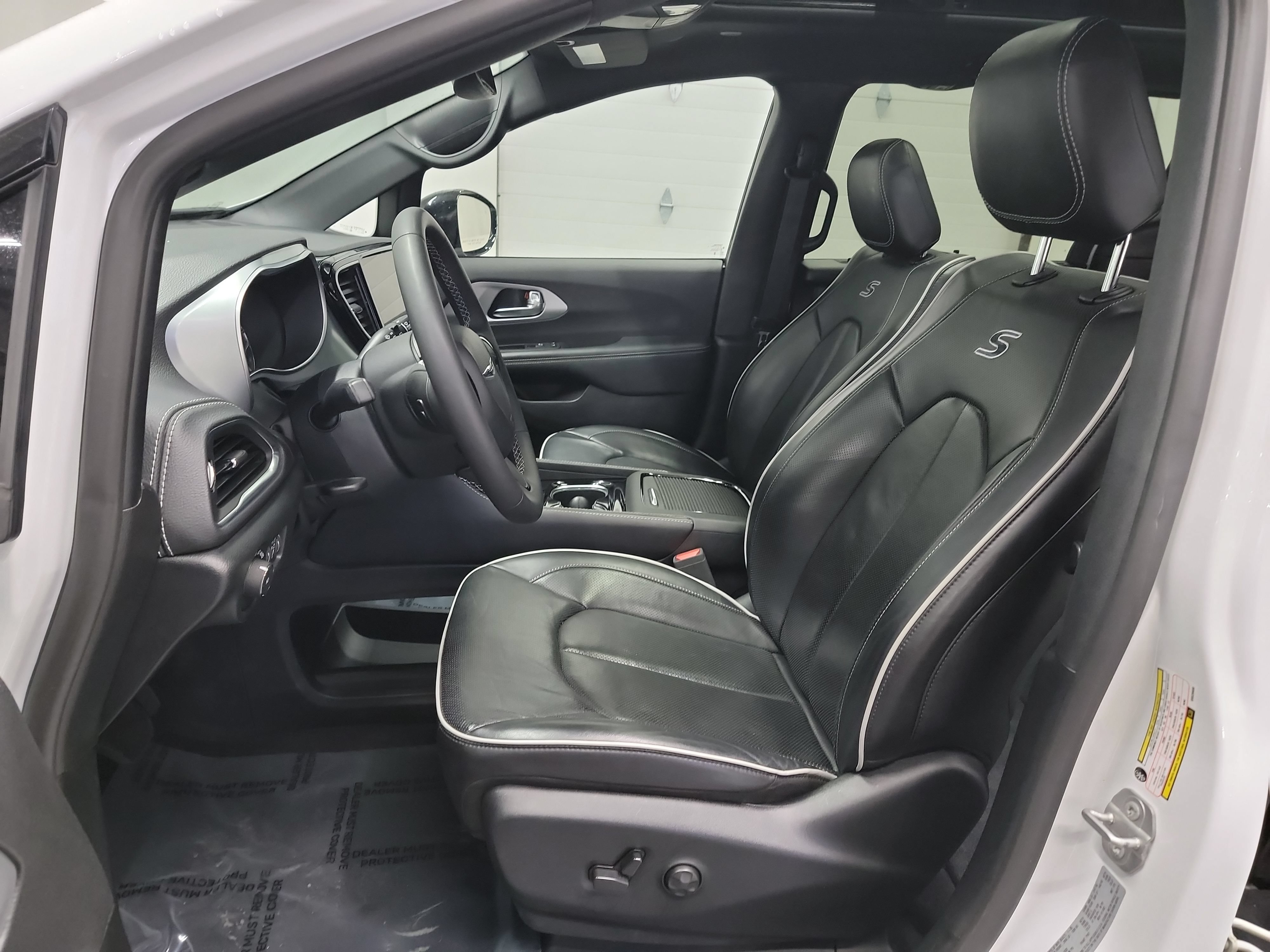 Used 2025 Chrysler Pacifica Limited FWD image 12
