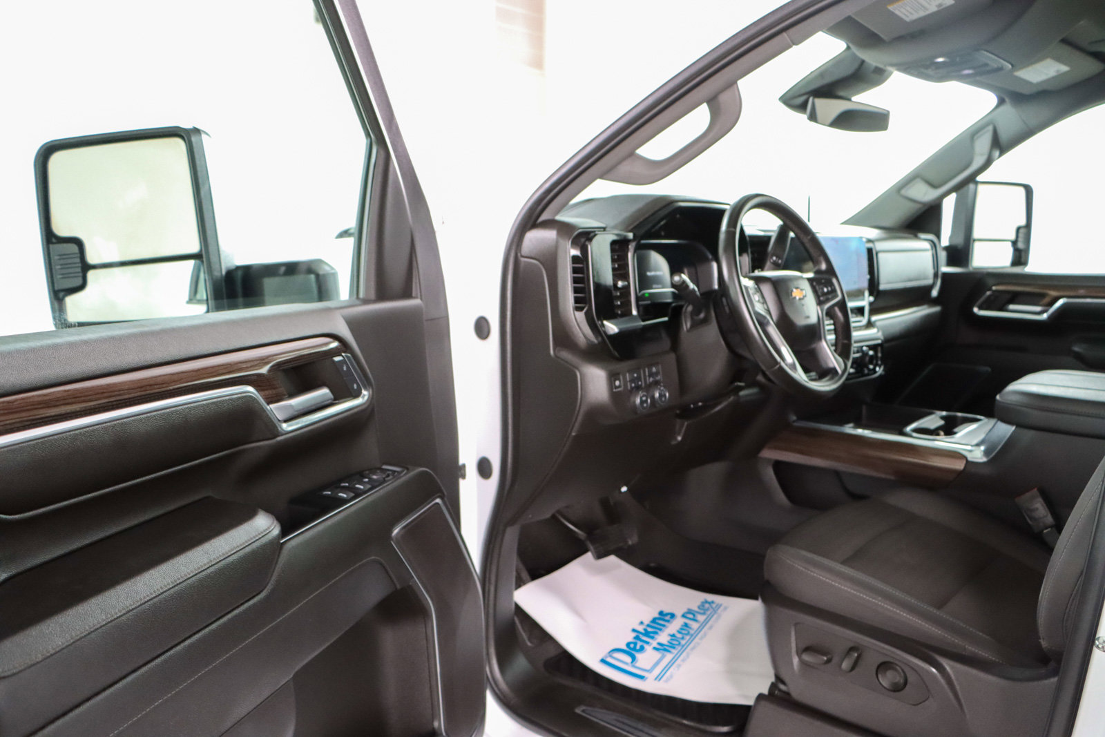 Used 2024 Chevrolet Silverado 3500 LT w/ Convenience Package image 4