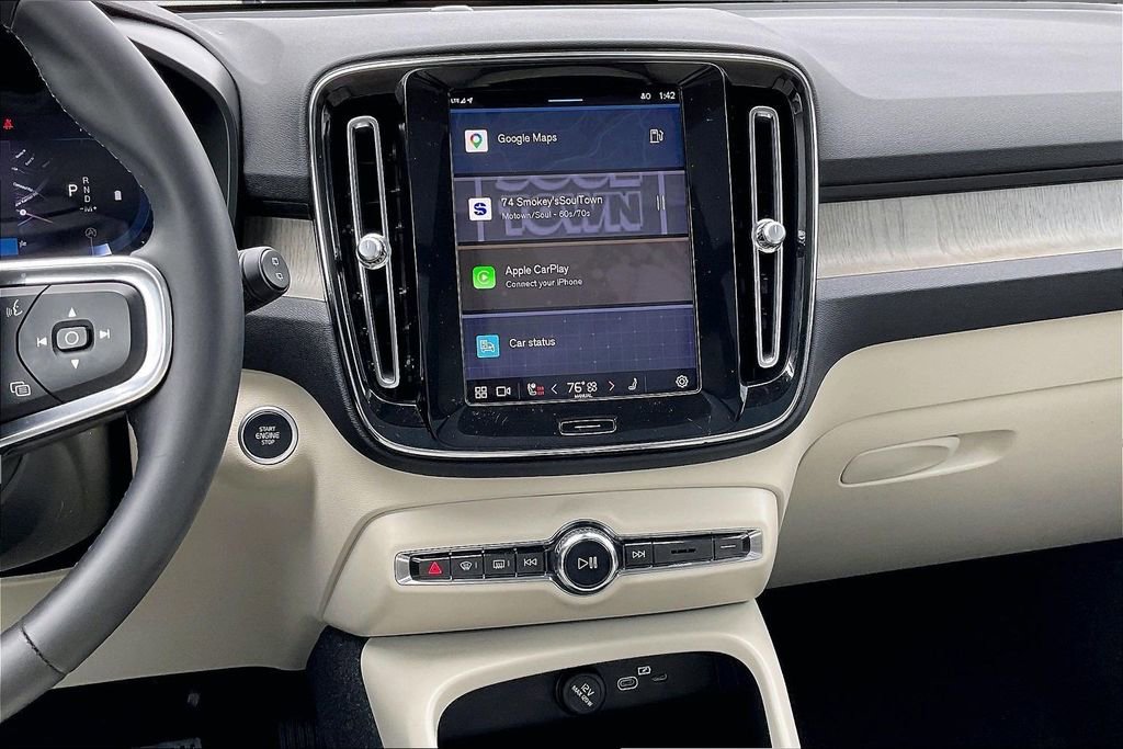 Certified 2023 Volvo XC40 B5 Plus w/ Climate Package image 9