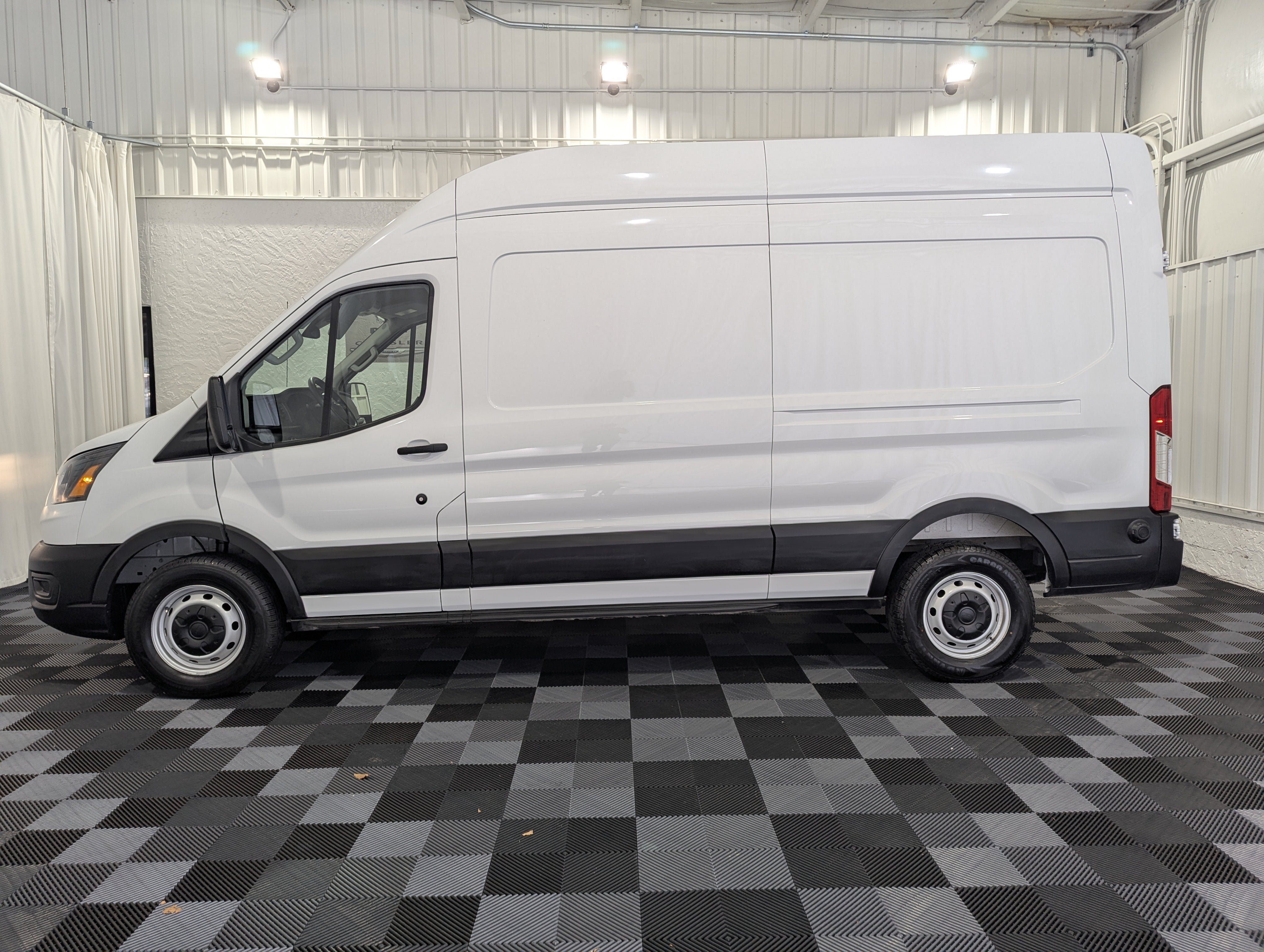 Used 2025 Ford Transit 250 148 High Roof RWD image 2