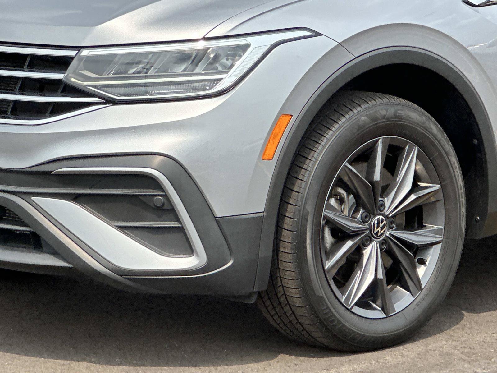 Used 2023 Volkswagen Tiguan SE AWD/4WD image 7