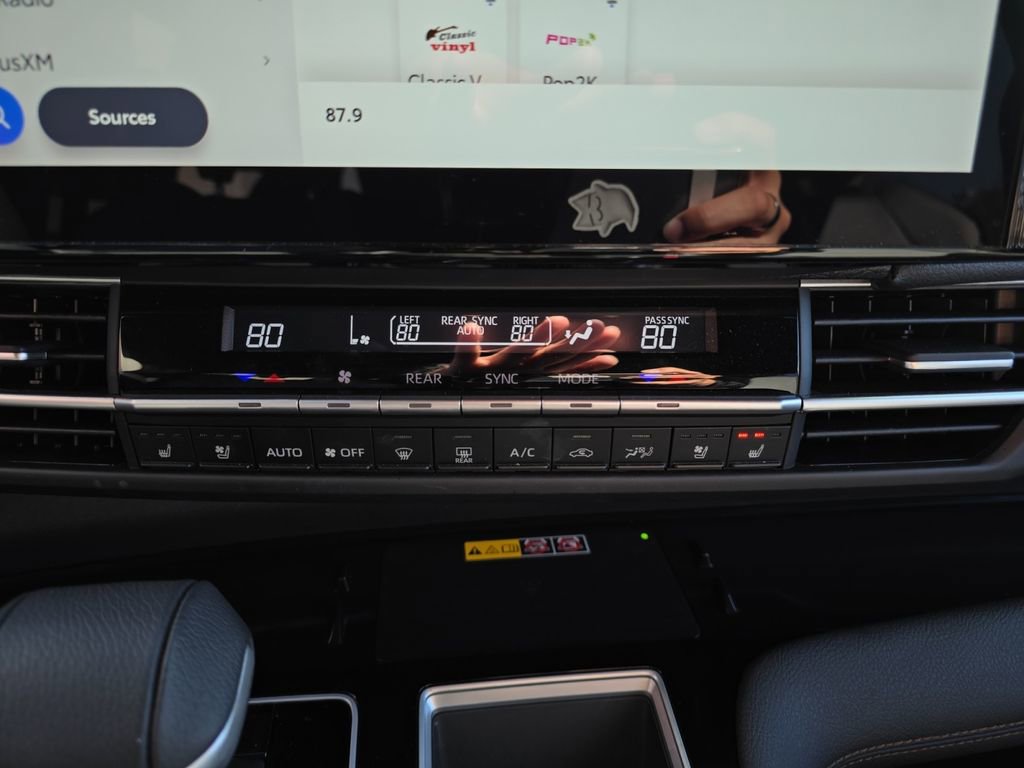 Used 2025 Toyota Sienna Platinum image 21