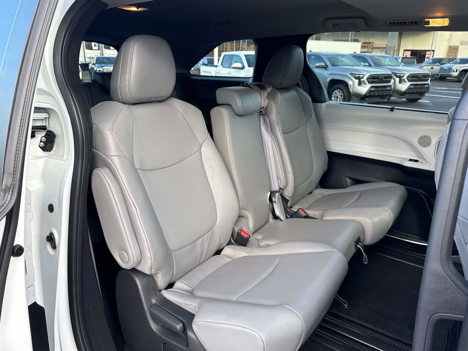 Used 2025 Toyota Sienna XLE FWD image 17