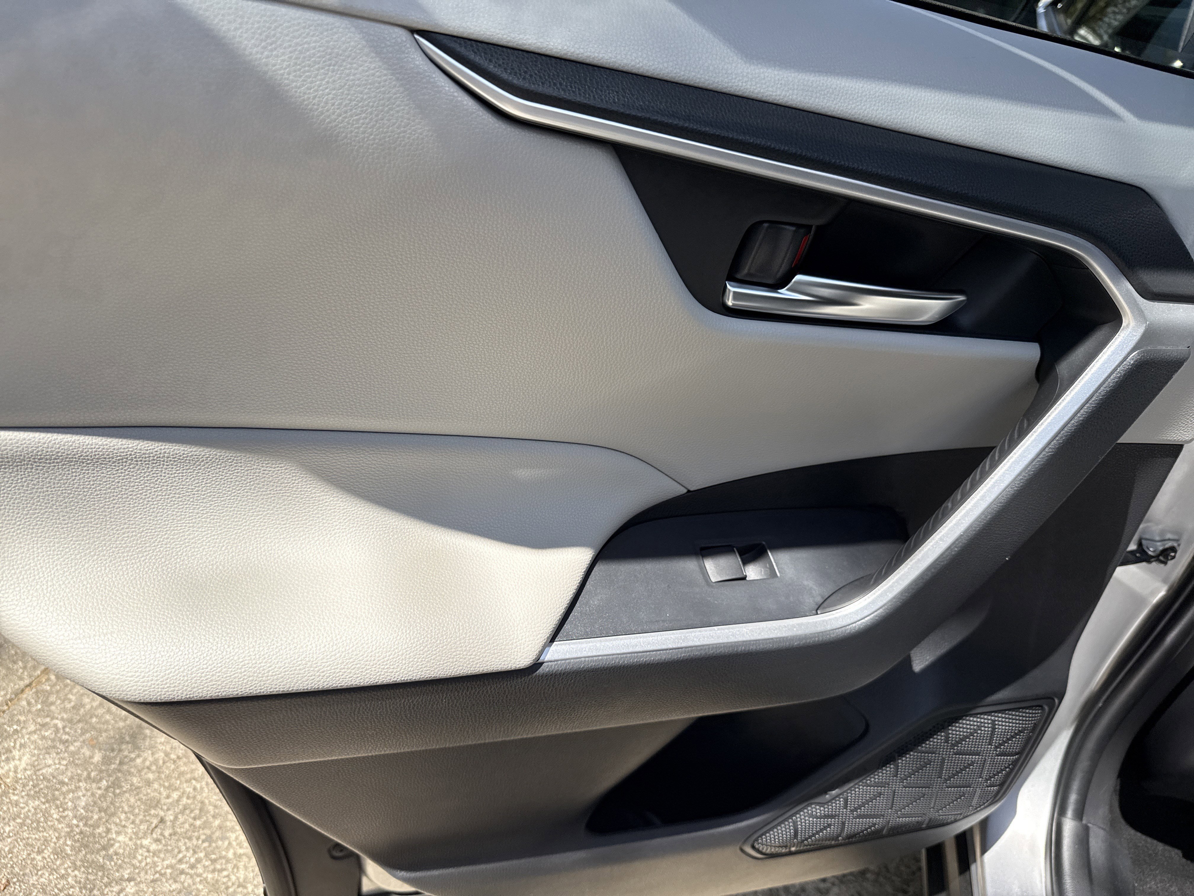 Used 2019 Toyota RAV4 XLE Premium w/ Cold Weather Package AWD/4WD image 21