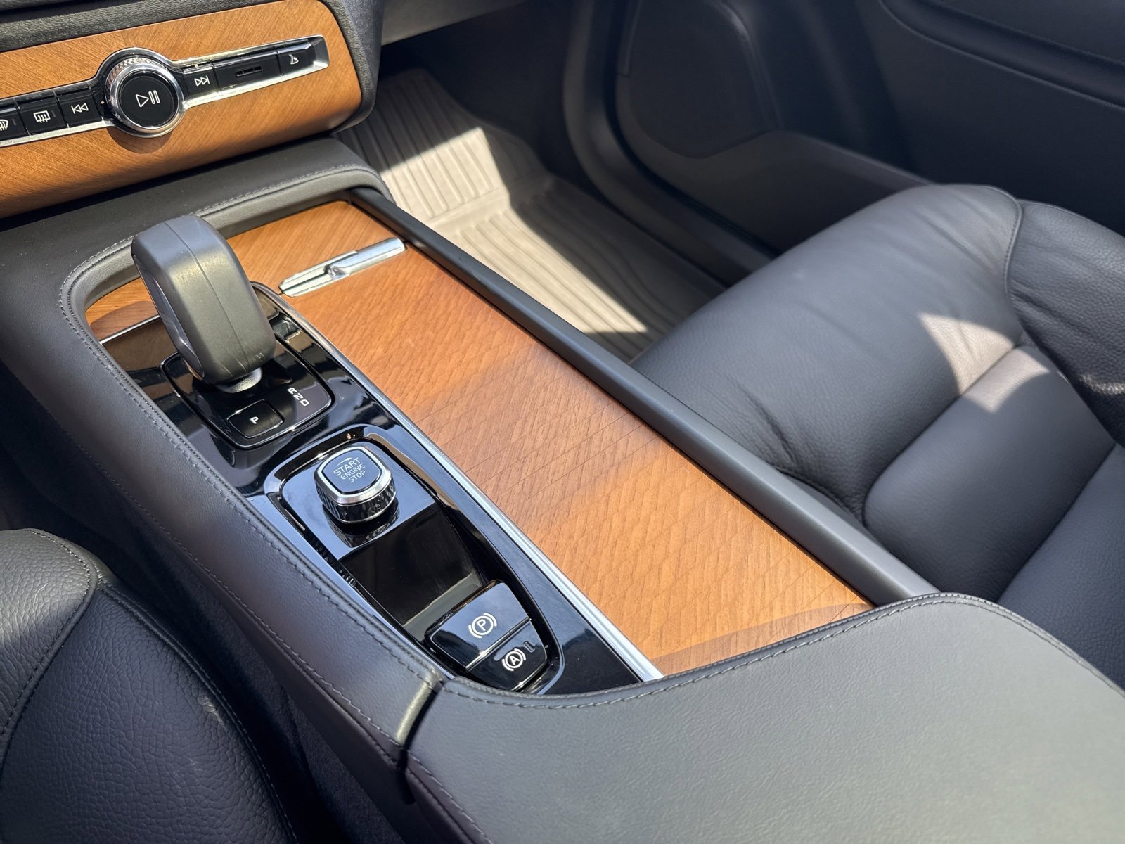 Used 2025 Volvo XC90 T8 Plus w/ Protection Package Premier image 24