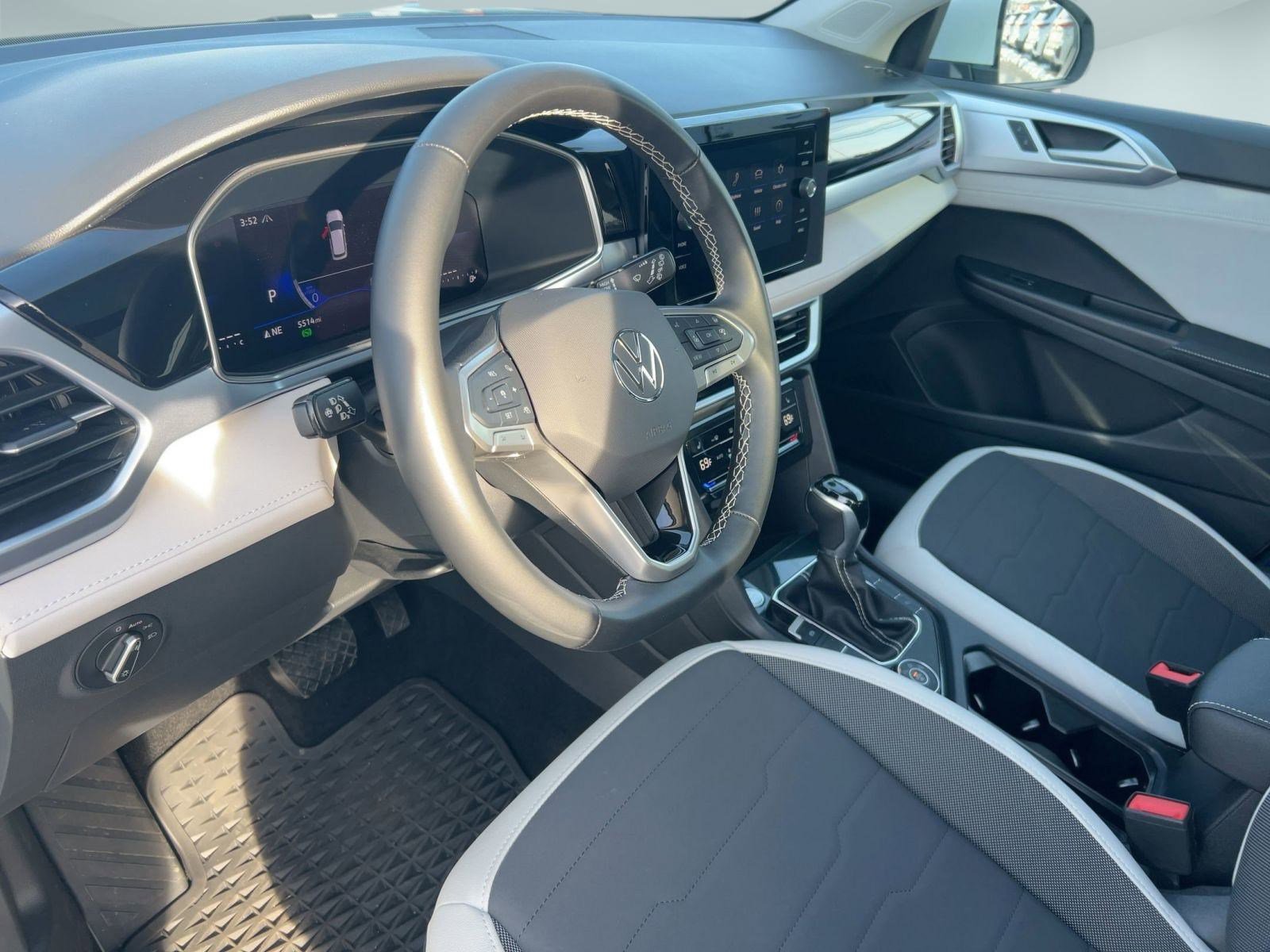 Certified 2025 Volkswagen Taos SE w/ Panoramic Sunroof Package AWD/4WD image 3