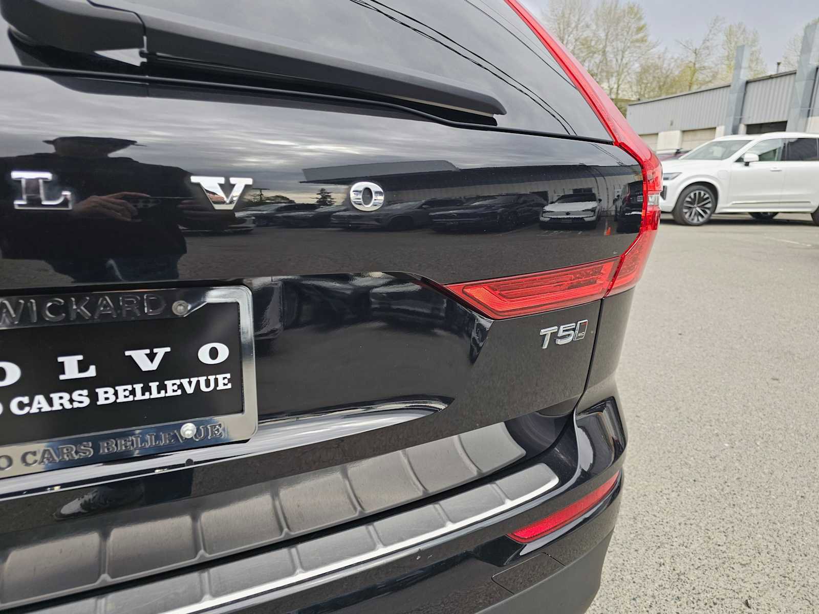 Used 2019 Volvo XC60 T5 Momentum w/ Multimedia Package image 13