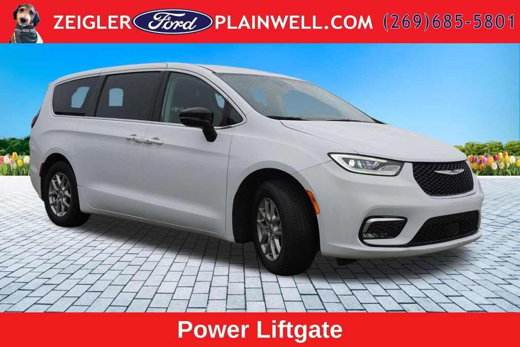 Used 2024 Chrysler Pacifica Touring-L FWD image 7