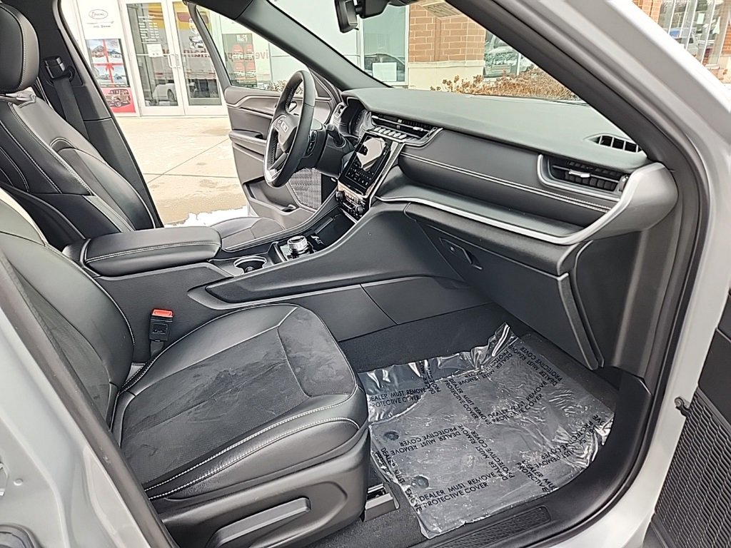 Certified 2024 Jeep Grand Cherokee Altitude image 31