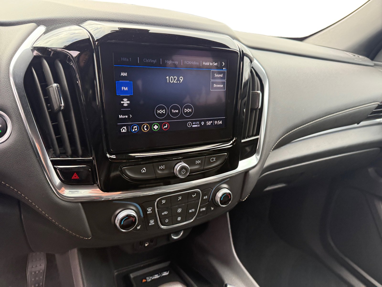 Used 2022 Chevrolet Traverse LT image 12