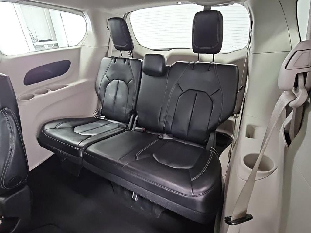 Used 2023 Chrysler Pacifica Touring-L image 28