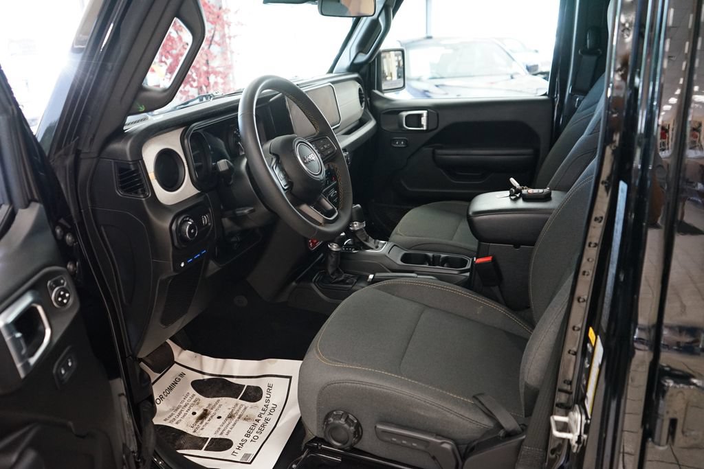 Used 2024 Jeep Wrangler Unlimited AWD/4WD image 26