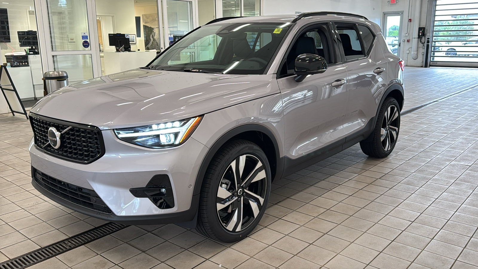 New 2026 Volvo XC40 B5 Plus w/ Climate Package AWD/4WD image 9